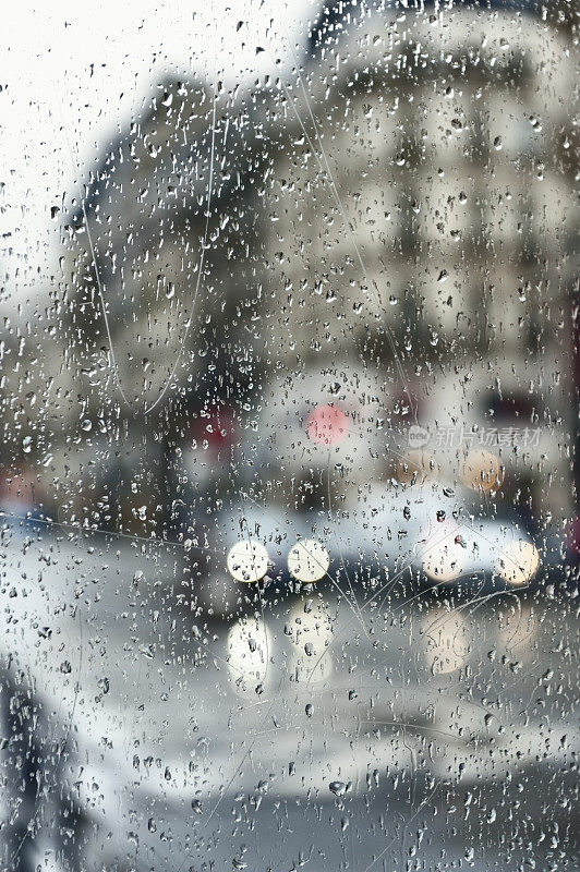 雨中城市街道上的汽车前灯