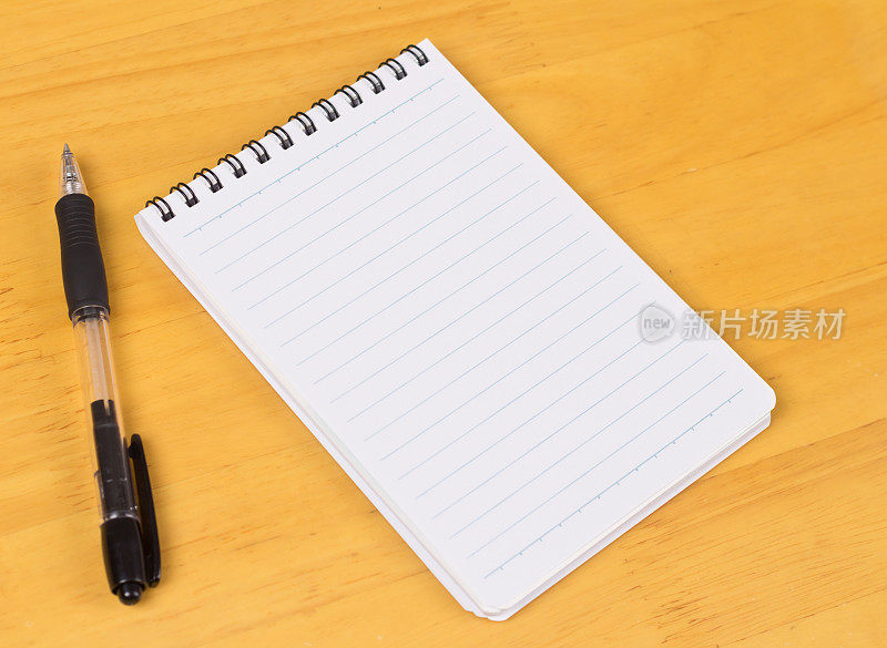 空白的记事本和一支笔