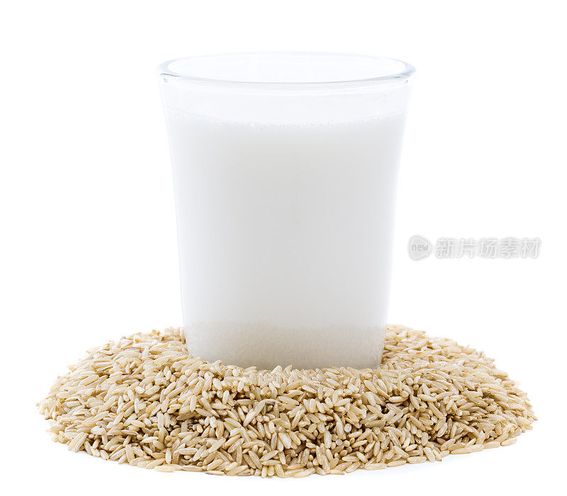 一杯牛奶坐在一堆糙米上