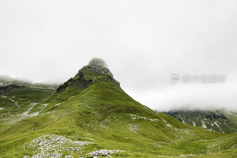 云中阿尔卑斯山山脉的全景