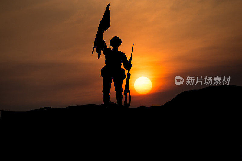 日落与剪影的士兵和旗帜复制空间