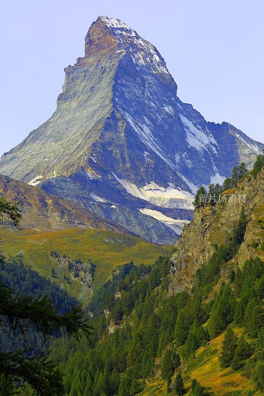 在瑞士阿尔卑斯的绿泽马特山谷之上，田园诗般的马特洪峰高山景观