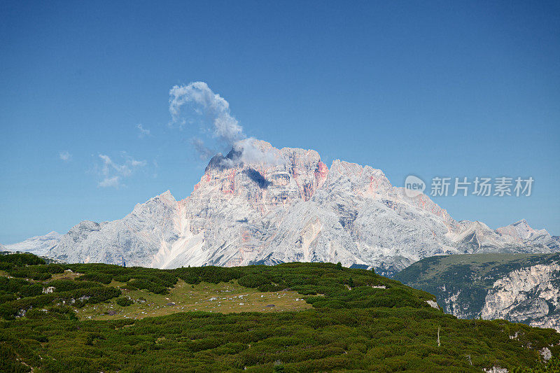 从拉瓦雷多的三座山峰上可以看到罗泽的托法纳