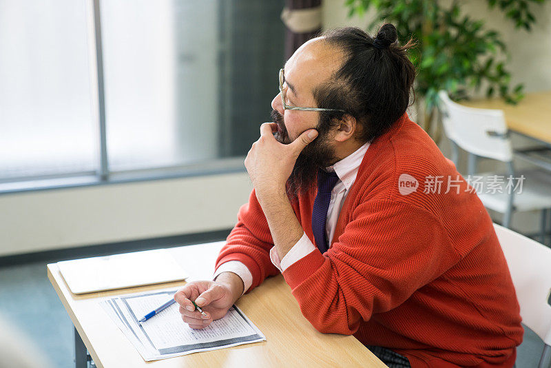 成人学生在培训研讨会或继续教育教室