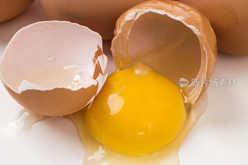 一组白色的棕色有机鸡蛋