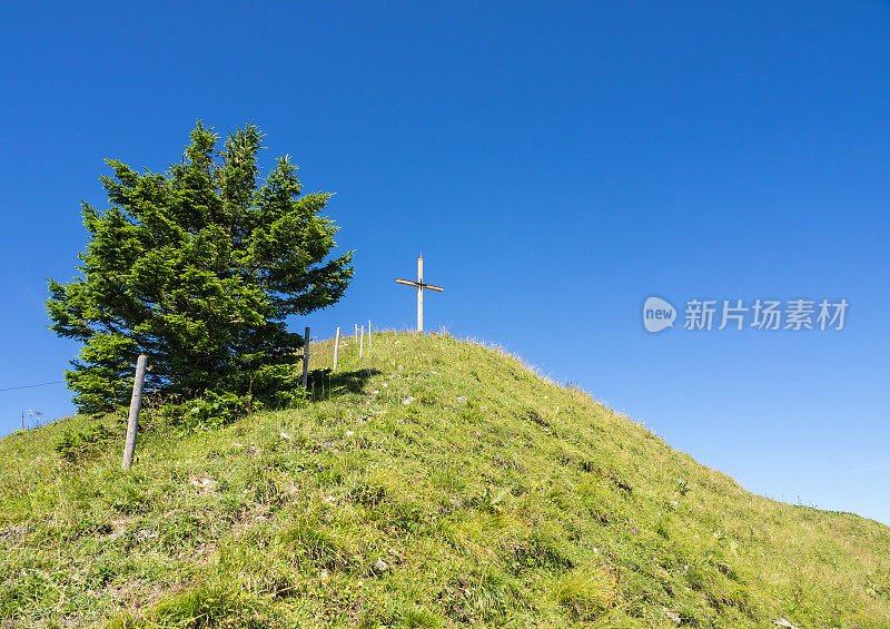 阿尔卑斯山脉横跨山顶