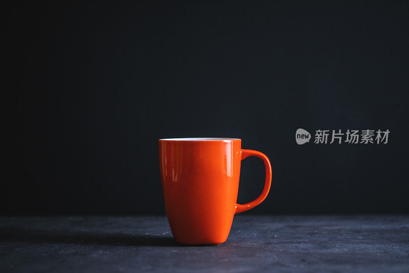橙色咖啡杯和黑板