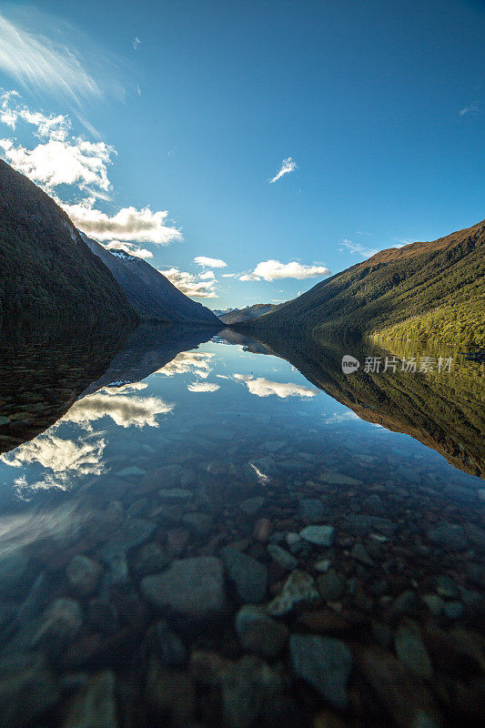新西兰峡湾国家公园的湖泊和山脉景观