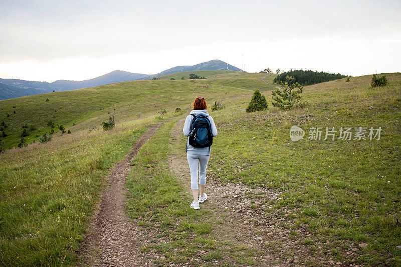 妇女徒步旅行