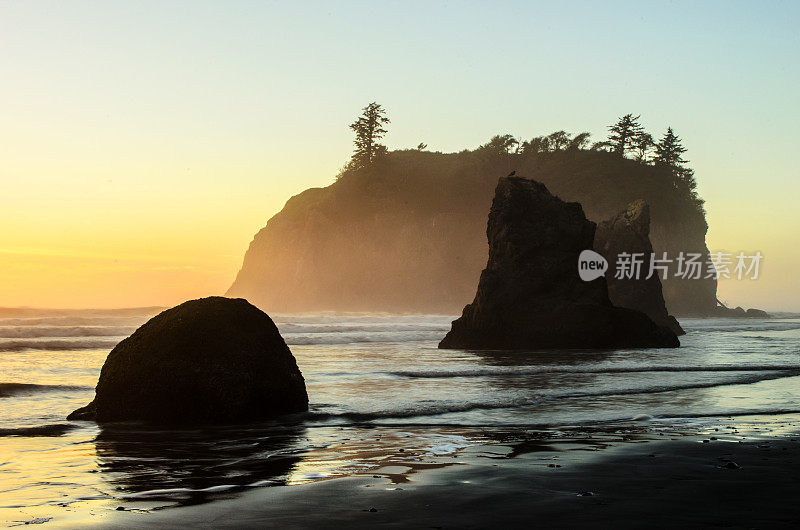 太平洋西北部日落时的海峰剪影