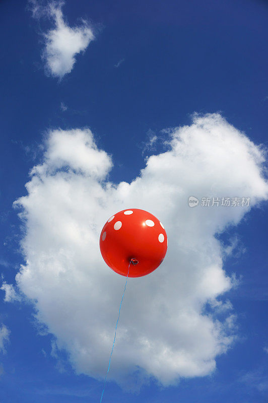 天空中的红气球