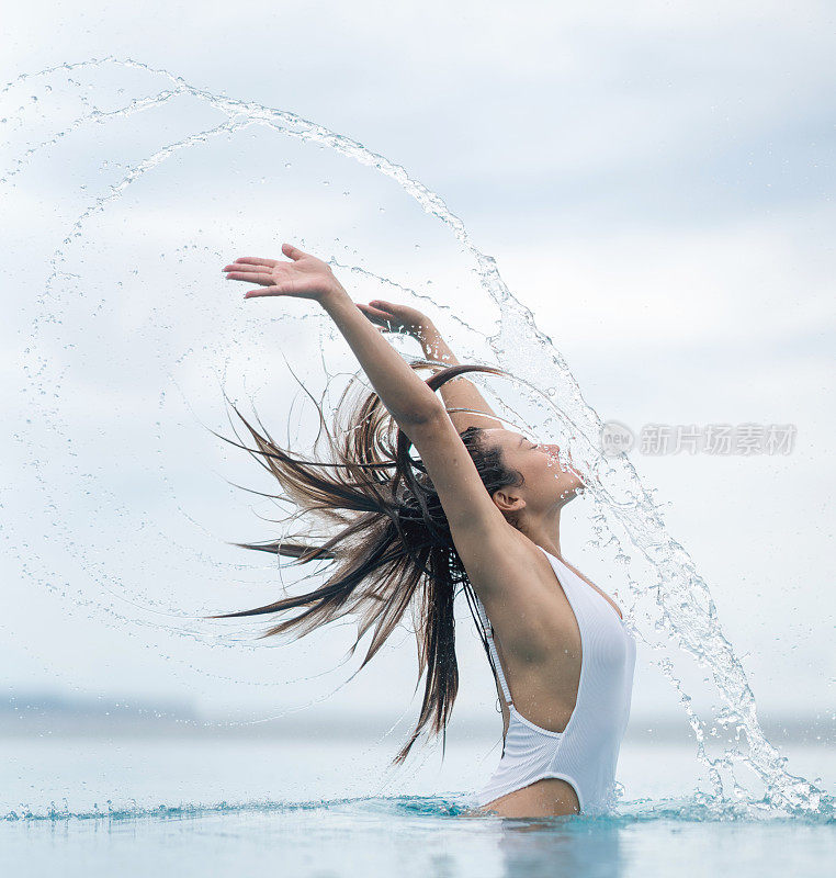 度假的女人溅起了水花