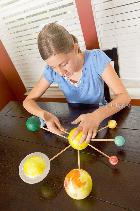年轻女孩构建太阳系模型