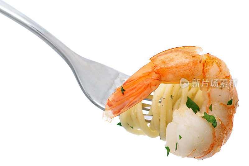 鲜虾配意大利面和欧芹，用叉子分开
