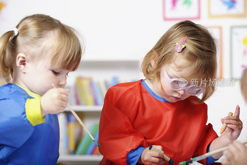 幼儿在托儿所做艺术和工艺的特写