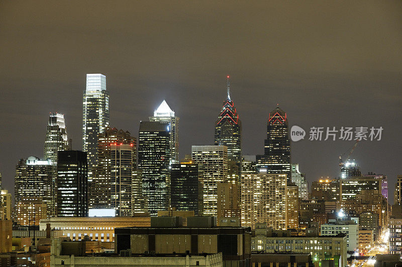 夜晚的费城市区天际线