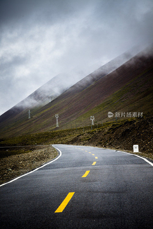 空无一人的道路