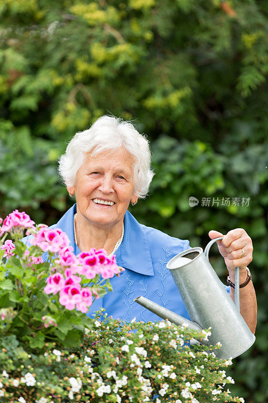 年长女性浇花