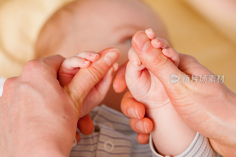 妈妈牵着婴儿的手