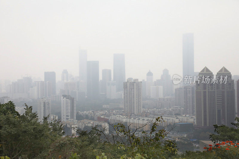 中国深圳未来现代建筑城市景观雾