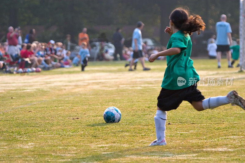 一个年轻的女孩开始踢足球