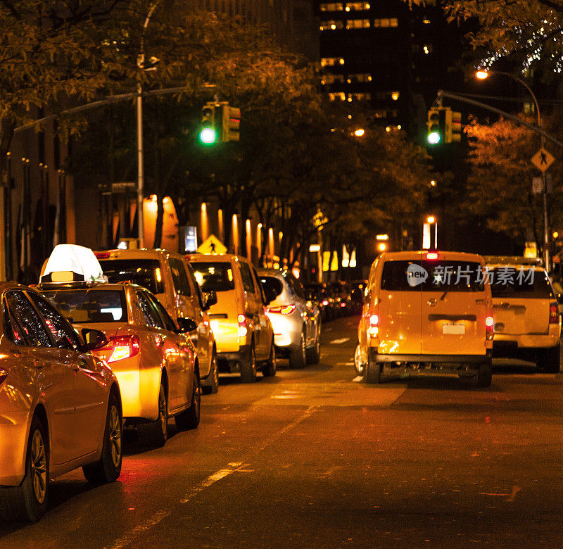 出租车在红绿灯处。美国纽约市。城市的街道。