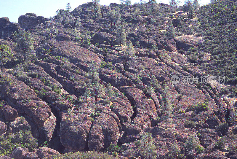 加州圣贝尼托附近的Pinnacles国家公园里古老的熔岩流和火山岩