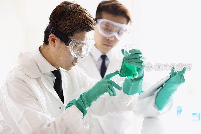 年轻的亚洲科学家在实验室从事研究工作