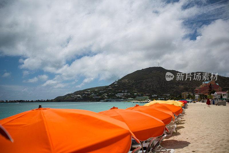 荷兰圣马丁海滩上的雨伞，加勒比海