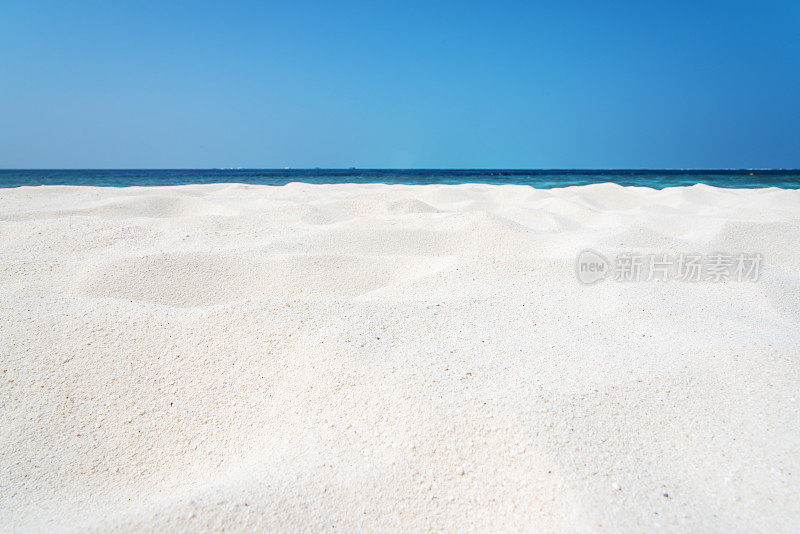 沙滩和蓝天的背景