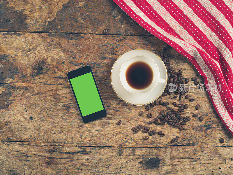 咖啡概念杯和智能手机