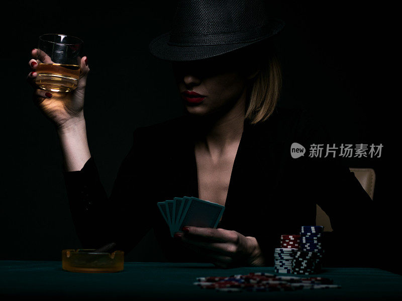 年轻漂亮的女人在玩扑克