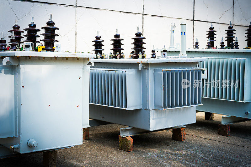 变电站内具有电气绝缘的高压变压器和电气设备。