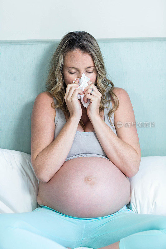 孕妇在擤鼻涕