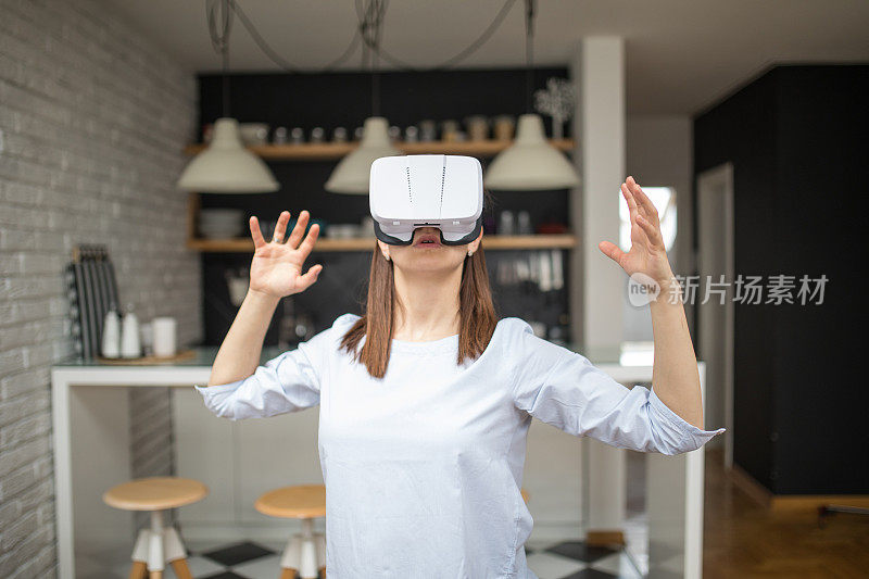 年轻女子使用虚拟现实头盔