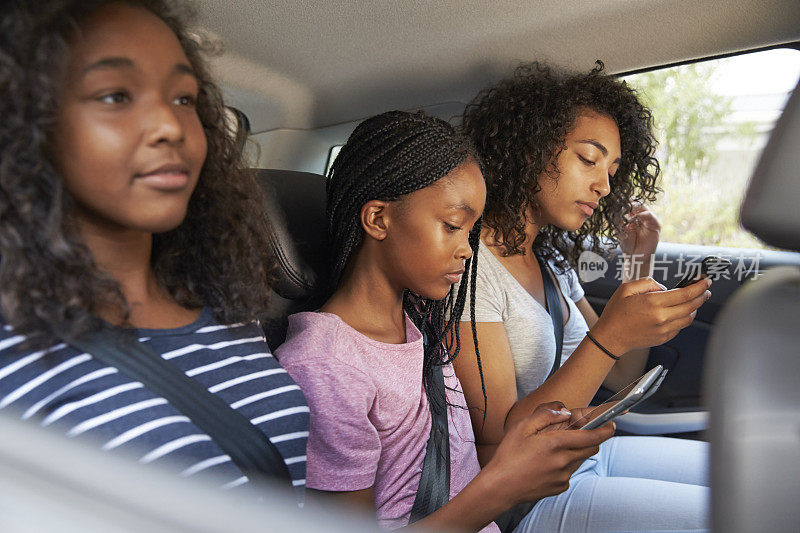 青少年儿童在家庭公路旅行中使用数字设备