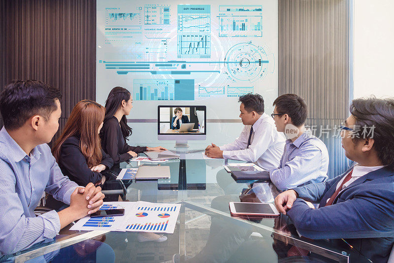 亚洲商务团队通过现代化的会议室显示器与经理进行视频会议，商务人士会议理念