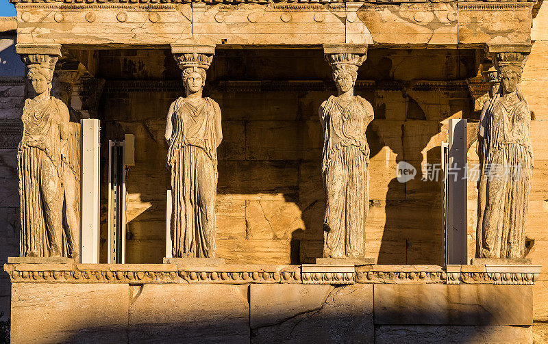 卫城山上的古代大理石女像柱雕像。