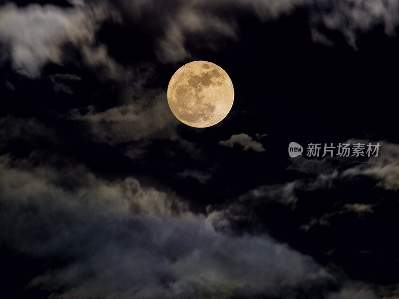抽象的夜空与满月为万圣节背景。
