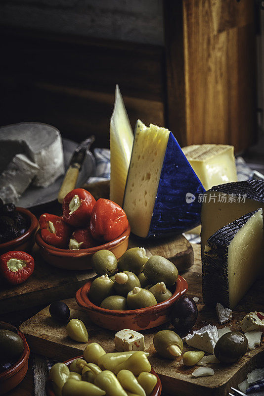 西班牙开胃菜变种优质奶酪，橄榄和填充甜椒