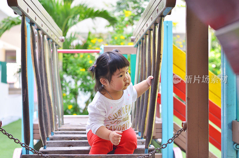 亚洲小女孩寻找朋友在泰国游乐场玩