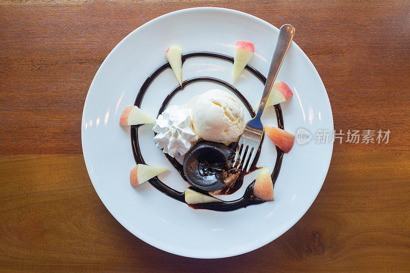 热巧克力熔岩蛋糕与香草冰淇淋球，苹果在俯视图