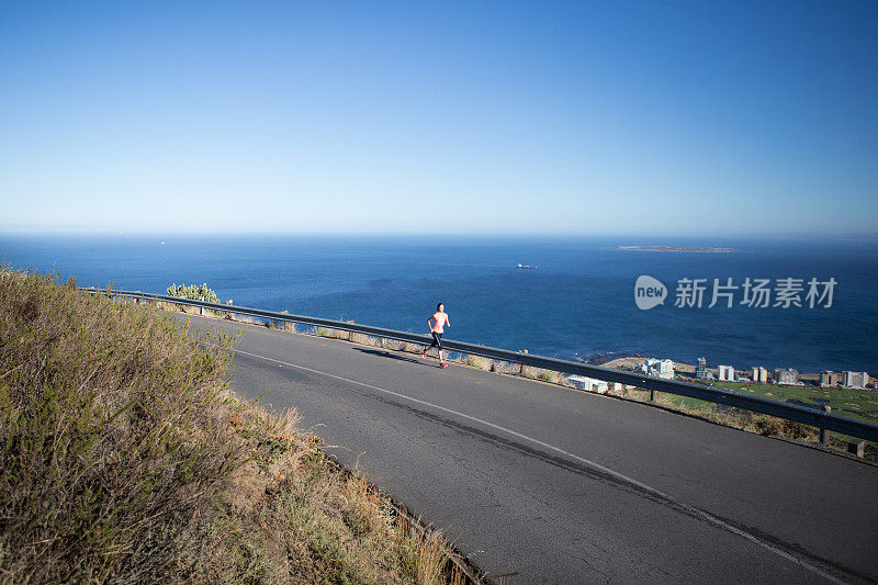 女人在城市上方的道路上奔跑