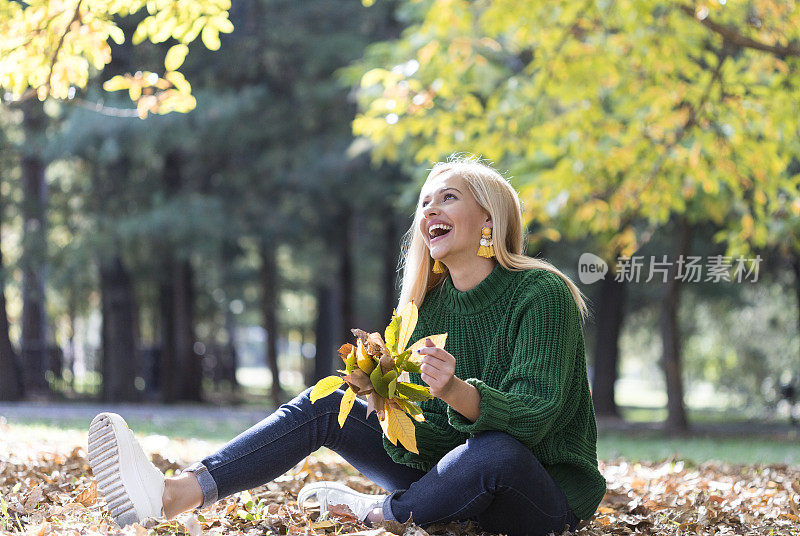 秋天公园里的美女肖像