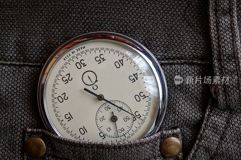 古董秒表，在旧棕色牛仔裤的口袋里，测量时间的价值，旧时钟的箭头分，秒精确计时器记录