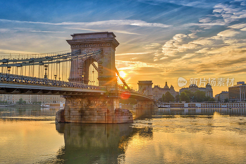 布达佩斯，匈牙利布达佩斯，布达佩斯铁链桥和多瑙河上的日出城市天际线