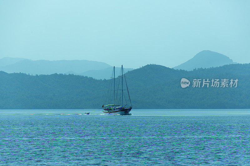 在土耳其穆格拉的波德鲁姆湾，传统的帆船在蓝色之旅中航行