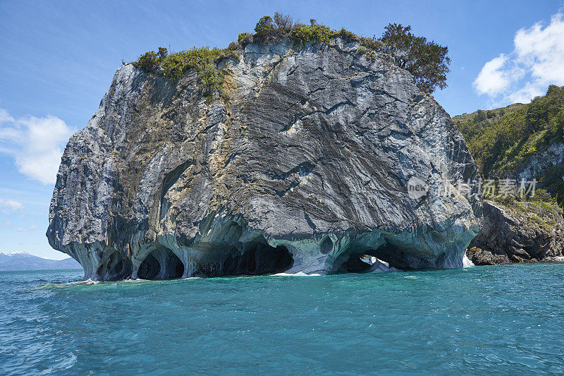 卡雷拉湖岸边的大理石洞穴