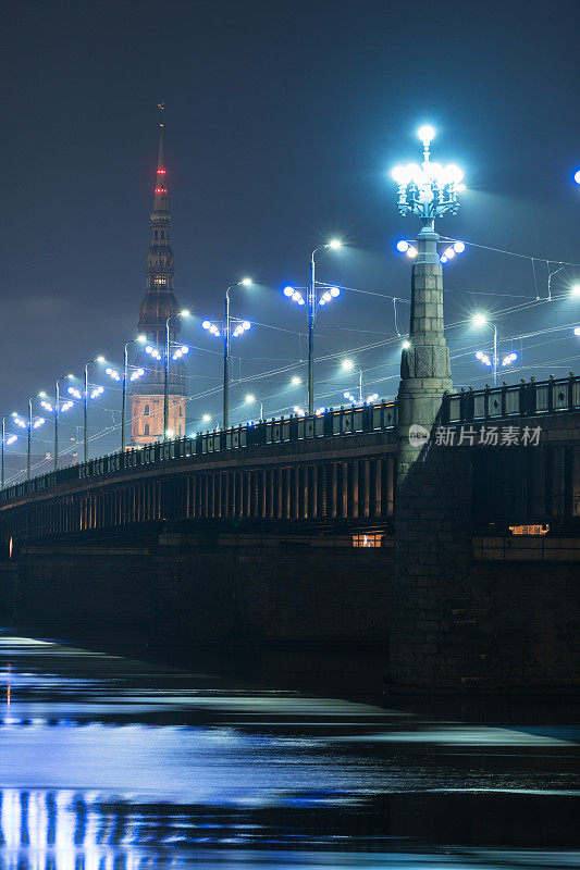 里加的石桥在夜里