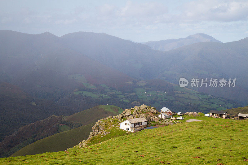 一间乡村小屋坐落在山的一边